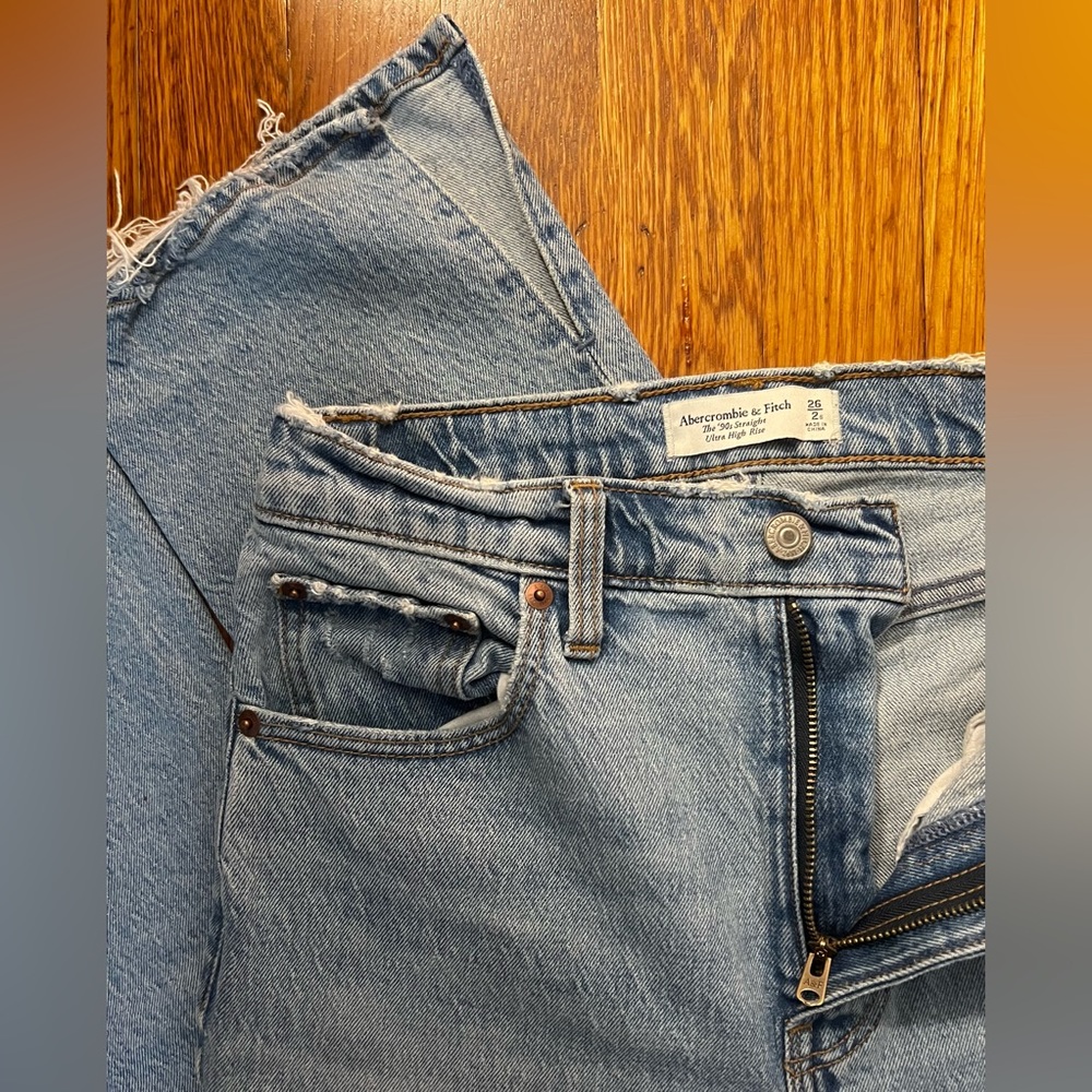 Abercrombie – 90’s Straight Ultra High Rise Jean